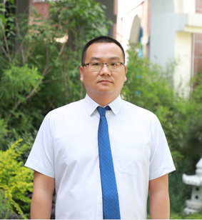 优秀教师：岳占鹏